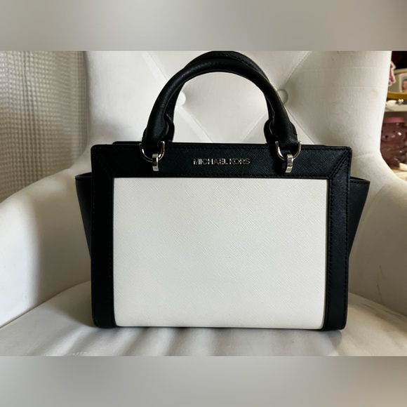 Michael Kors Handbags - Michael Kors bag